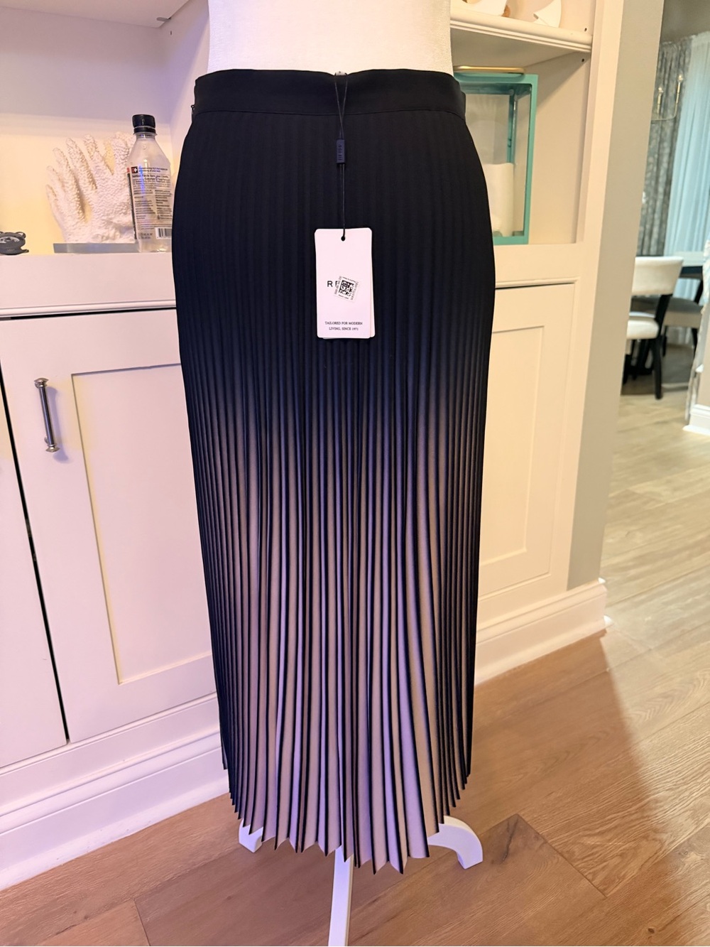 NWT Reiss Ombre Pleated Midi Skirt in Black and Cream, Size 6 - Picture 6 of 7